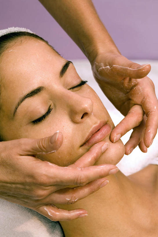 西方人,脸,头,脸颊,手,两个人,按摩师,站,躺,闭眼,竖图,俯视,室内,特写,白天,按摩,床,欧洲,欧洲人,双手,阴影,紫色背景,反射,纺织物,影子,床单,被子,肩膀,毛巾,清洁,站着,享受,健康,手部,保健,摄影,单人床,影棚,保暖,被单,透气,指压,防水,储水,耐磨,吸水,卧着,年轻女性,女人,女性,白种人,头部,脸部,脸蛋,面部,技师,闭眼睛,闭着眼,闭着眼睛,躺着,卧,站立,半身,彩图,高角度拍摄,影棚拍摄,推拿,拍摄