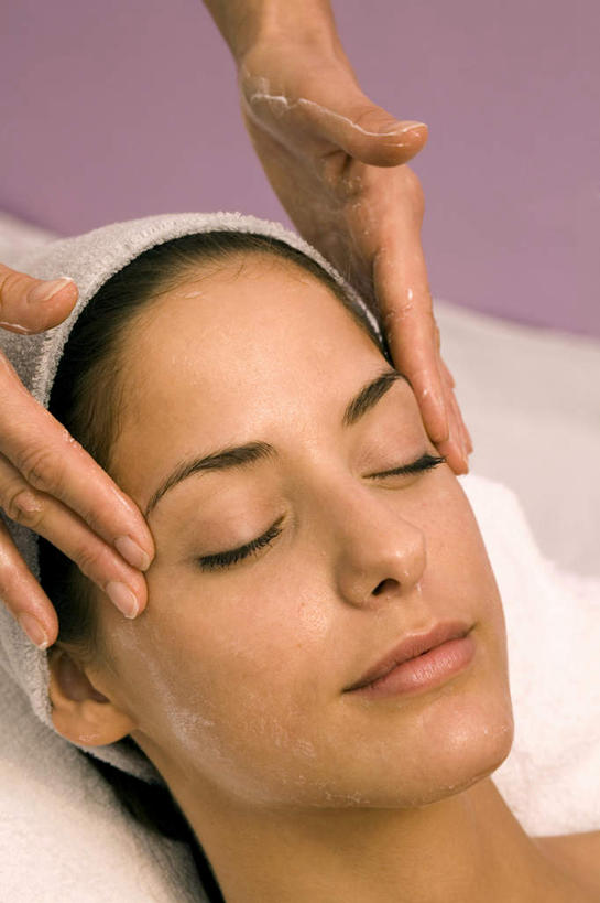 西方人,脸,头,脸颊,手,两个人,按摩师,站,躺,闭眼,竖图,俯视,室内,特写,白天,按摩,床,欧洲,欧洲人,双手,阴影,紫色背景,反射,纺织物,影子,床单,被子,肩膀,毛巾,清洁,站着,享受,健康,手部,保健,摄影,单人床,影棚,保暖,被单,透气,指压,防水,储水,耐磨,吸水,卧着,年轻女性,女人,女性,白种人,头部,脸部,脸蛋,面部,技师,闭眼睛,闭着眼,闭着眼睛,躺着,卧,站立,半身,彩图,高角度拍摄,影棚拍摄,推拿,拍摄