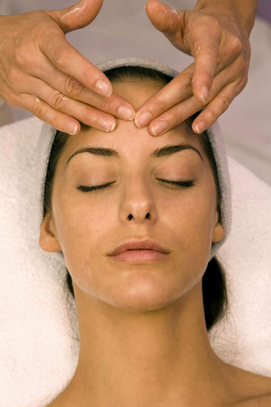 西方人,脸,头,脸颊,手,两个人,按摩师,站,躺,闭眼,竖图,俯视,室内,特写,白天,按摩,床,欧洲,欧洲人,双手,阴影,紫色背景,反射,纺织物,影子,床单,被子,肩膀,毛巾,清洁,站着,享受,健康,手部,保健,摄影,单人床,影棚,保暖,被单,透气,指压,防水,储水,耐磨,吸水,卧着,年轻女性,女人,女性,白种人,头部,脸部,脸蛋,面部,技师,闭眼睛,闭着眼,闭着眼睛,躺着,卧,站立,半身,彩图,高角度拍摄,影棚拍摄,推拿,拍摄