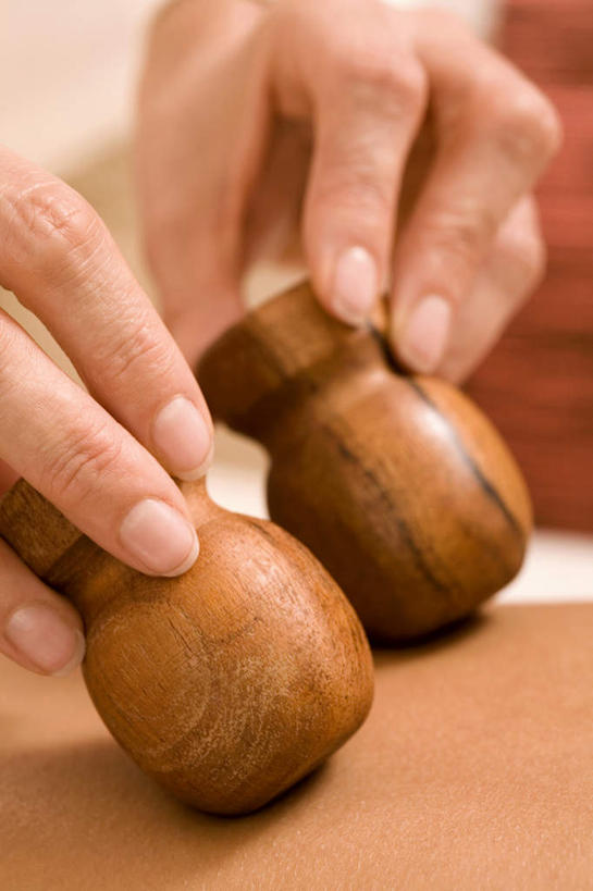 西方人,手,两个人,站,躺,竖图,室内,特写,白天,正面,工作服,制服,欧洲,欧洲人,双手,握,阴影,朦胧,模糊,反射,木制,影子,拿,拿着,裸露,球,两个,木制品,趴着,站着,手部,握着,裸,工作制服,卧着,男人,男性,年轻男性,年轻女性,女人,女性,白种人,趴,躺着,卧,站立,半身,彩图,工作套服