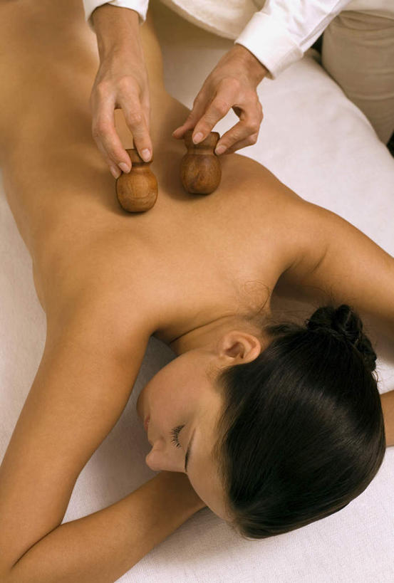 西方人,两个人,站,躺,竖图,室内,白天,正面,工作服,制服,欧洲,欧洲人,握,阴影,朦胧,模糊,反射,木制,影子,拿,拿着,裸露,球,两个,木制品,趴着,站着,握着,裸,工作制服,卧着,男人,男性,年轻男性,年轻女性,女人,女性,白种人,趴,躺着,卧,站立,半身,彩图,工作套服