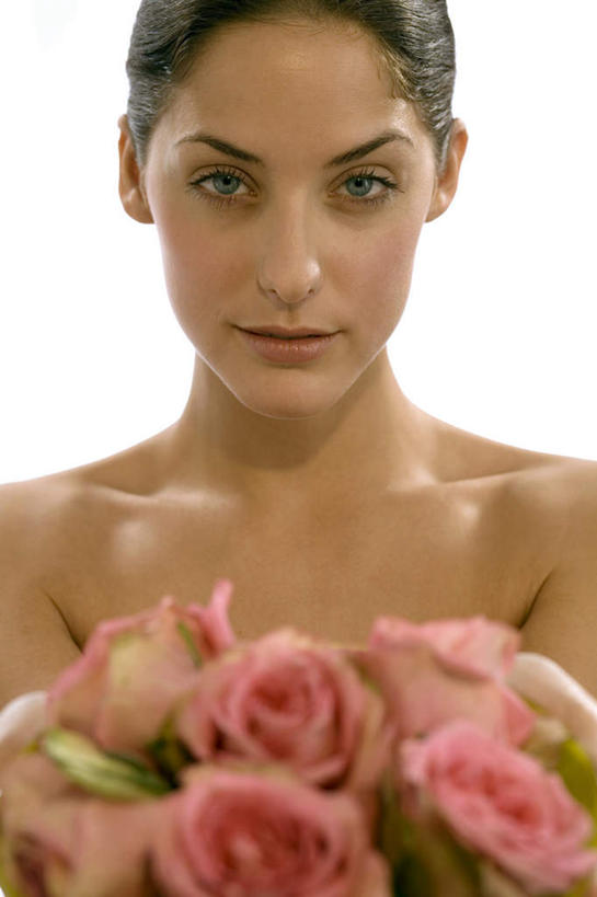 西方人,脸,头,脸颊,一个人,站,捧,笑,微笑,竖图,室内,特写,白天,白色背景,正面,爱情,幸福,纯洁,热情,玫瑰,欧洲,欧洲人,仅一个年轻女性,仅一个女性,仅一个人,盛开,玫瑰花,浪漫,花蕾,注视,裸露,肩膀,花,花瓣,花朵,鲜花,花苞,花蕊,观察,看,站着,温暖,温馨,恩爱,摄影,影棚,观看,和睦,察看,关注,裸,感动,尊敬,天真,刺玫花,徘徊花,年轻女性,女人,女性,白种人,头部,脸部,脸蛋,面部,端,端着,捧着,手捧,站立,半身,彩图,影棚拍摄,拍摄,融洽