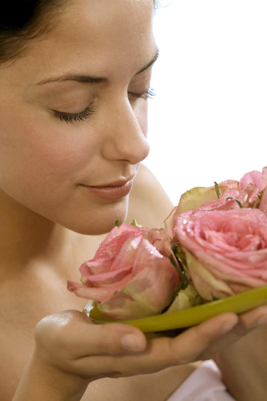 西方人,脸,头,脸颊,手,一个人,站,闭眼,捧,竖图,室内,特写,白天,白色背景,正面,爱情,幸福,纯洁,热情,玫瑰,欧洲,欧洲人,双手,仅一个年轻女性,仅一个女性,仅一个人,盛开,玫瑰花,浪漫,花蕾,闻,裸露,肩膀,花,花瓣,花朵,鲜花,花苞,花蕊,站着,温暖,温馨,手部,恩爱,摄影,影棚,和睦,嗅,裸,感动,尊敬,天真,刺玫花,徘徊花,年轻女性,女人,女性,白种人,头部,脸部,脸蛋,面部,闭眼睛,闭着眼,闭着眼睛,端,端着,捧着,手捧,站立,半身,彩图,影棚拍摄,拍摄,融洽