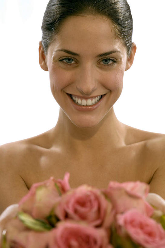 西方人,脸,头,脸颊,一个人,站,捧,笑,微笑,竖图,室内,特写,白天,白色背景,正面,爱情,幸福,纯洁,热情,玫瑰,欧洲,欧洲人,仅一个年轻女性,仅一个女性,仅一个人,盛开,玫瑰花,浪漫,花蕾,注视,裸露,肩膀,花,花瓣,花朵,鲜花,花苞,花蕊,观察,看,站着,温暖,温馨,恩爱,摄影,影棚,观看,和睦,察看,关注,裸,感动,尊敬,天真,刺玫花,徘徊花,年轻女性,女人,女性,白种人,头部,脸部,脸蛋,面部,端,端着,捧着,手捧,站立,半身,彩图,影棚拍摄,拍摄,融洽