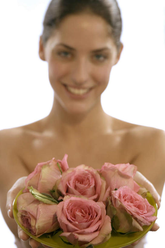 西方人,脸,头,脸颊,一个人,站,捧,笑,微笑,竖图,室内,特写,白天,白色背景,正面,爱情,幸福,纯洁,热情,玫瑰,欧洲,欧洲人,仅一个年轻女性,仅一个女性,仅一个人,朦胧,模糊,盛开,玫瑰花,浪漫,花蕾,注视,裸露,肩膀,花,花瓣,花朵,鲜花,花苞,花蕊,观察,看,站着,温暖,温馨,恩爱,摄影,影棚,观看,和睦,察看,关注,裸,感动,尊敬,天真,刺玫花,徘徊花,年轻女性,女人,女性,白种人,头部,脸部,脸蛋,面部,端,端着,捧着,手捧,站立,半身,彩图,影棚拍摄,拍摄,融洽