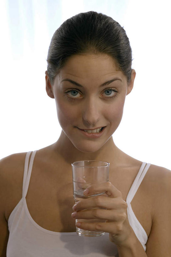 西方人,脸,头,脸颊,手,一个人,站,笑,微笑,露齿笑,竖图,室内,特写,白天,白色背景,正面,水,杯子,吊带,欧洲,欧洲人,仅一个年轻女性,仅一个女性,仅一个人,服装,液体,一杯,拿,拿着,注视,吊带衫,饮用水,肩膀,玻璃制品,衣服,水杯,矿泉水,观察,看,站着,手部,摄影,服饰,影棚,观看,单手,察看,衣着,穿着,关注,蒸馏水,衣饰,年轻女性,女人,女性,白种人,头部,脸部,脸蛋,面部,玻璃杯,站立,半身,彩图,影棚拍摄,拍摄