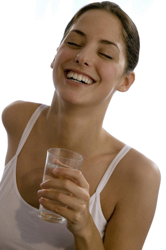 西方人,脸,头,脸颊,手,一个人,站,闭眼,笑,微笑,露齿笑,竖图,室内,特写,白天,白色背景,正面,水,杯子,吊带,欧洲,欧洲人,仅一个年轻女性,仅一个女性,仅一个人,服装,液体,一杯,拿,拿着,吊带衫,饮用水,肩膀,玻璃制品,衣服,水杯,矿泉水,站着,手部,摄影,服饰,影棚,单手,衣着,穿着,蒸馏水,衣饰,年轻女性,女人,女性,白种人,头部,脸部,脸蛋,面部,玻璃杯,闭眼睛,闭着眼,闭着眼睛,站立,半身,彩图,影棚拍摄,拍摄