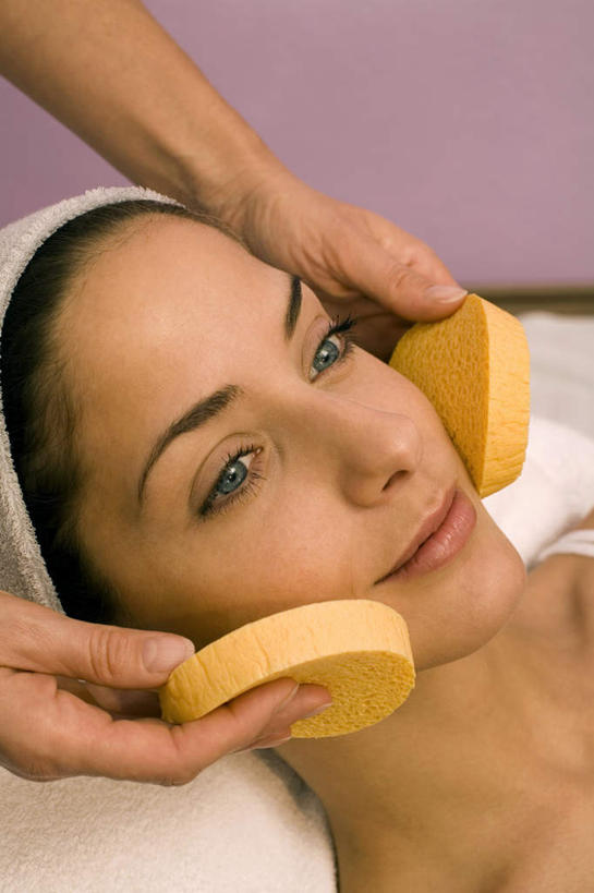 西方人,脸,头,脸颊,手,两个人,按摩师,站,躺,笑,微笑,竖图,俯视,室内,特写,白天,按摩,化妆,美容,欧洲,欧洲人,双手,两块,护肤,握,阴影,紫色背景,反射,海绵,影子,拿,拿着,注视,观察,看,清洁,站着,保养,享受,休闲,手部,放松,握着,保健,摄影,影棚,观看,察看,关注,养颜,指压,洗脸海绵,洗脸扑,洗脸绵,卧着,年轻女性,女人,女性,白种人,头部,脸部,脸蛋,面部,技师,躺着,卧,站立,半身,彩图,高角度拍摄,影棚拍摄,推拿,拍摄,头带