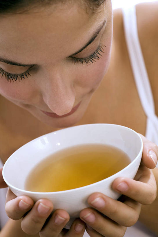 西方人,脸,头,脸颊,手,一个人,站,捧,笑,微笑,露齿笑,竖图,俯视,室内,特写,白天,白色背景,幸福,茶,吊带,欧洲,欧洲人,双手,仅一个年轻女性,仅一个女性,仅一个人,阴影,服装,反射,影子,陶瓷,绿茶,茶叶,陶瓷制品,注视,吊带衫,娱乐,肩膀,一个,衣服,容器,碗,低头,观察,看,站着,享受,休闲,温馨,手部,放松,乐趣,摄影,服饰,影棚,单个,观看,储藏,察看,提神,舒适,衣着,储存,穿着,关注,醒脑,衣饰,年轻女性,女人,女性,白种人,头部,脸部,脸蛋,面部,端,端着,捧着,手捧,站立,半身,彩图,高角度拍摄,影棚拍摄,拍摄,贮存