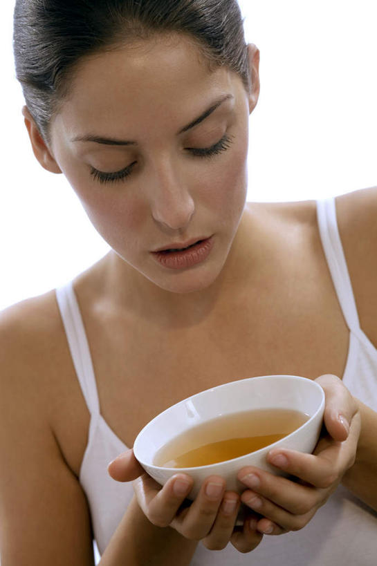 西方人,脸,头,脸颊,手,一个人,站,捧,笑,微笑,露齿笑,竖图,俯视,室内,特写,白天,白色背景,幸福,茶,吊带,欧洲,欧洲人,双手,仅一个年轻女性,仅一个女性,仅一个人,阴影,服装,反射,影子,陶瓷,绿茶,茶叶,陶瓷制品,注视,吊带衫,娱乐,肩膀,一个,衣服,容器,碗,低头,观察,看,站着,享受,休闲,温馨,手部,放松,乐趣,摄影,服饰,影棚,单个,观看,储藏,察看,提神,舒适,衣着,储存,穿着,关注,醒脑,衣饰,年轻女性,女人,女性,白种人,头部,脸部,脸蛋,面部,端,端着,捧着,手捧,站立,半身,彩图,高角度拍摄,影棚拍摄,拍摄,贮存