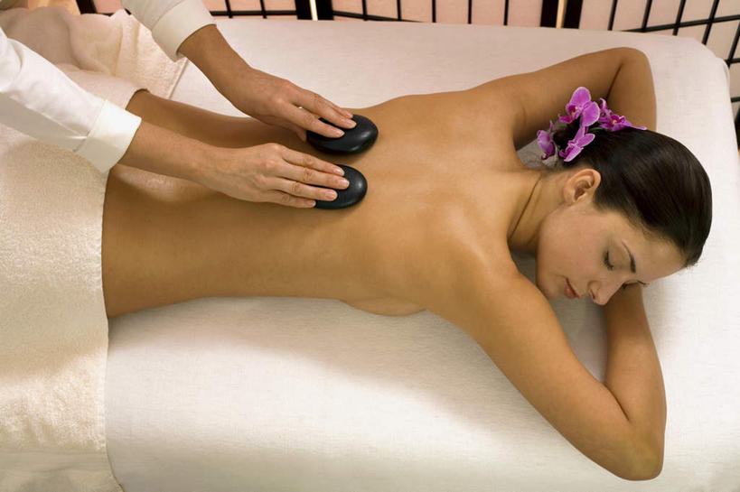 西方人,两个人,按摩师,站,躺,闭眼,横图,俯视,室内,白天,工作服,制服,按摩,石头,床,欧洲,欧洲人,握,阴影,装饰,盛开,反射,纺织物,石子,影子,双人床,床单,拿,花蕾,拿着,被子,裸露,花,花瓣,花朵,鲜花,紫色,毛巾,花苞,花蕊,趴着,清洁,站着,鹅卵石,握着,保暖,华丽,修饰,点缀,高雅,被单,裸,按摩石,透气,指压,防水,衬托,美观,雅致,雅观,淡泊,花中君子,工作制服,储水,耐磨,吸水,卧着,兰花,男人,男性,年轻男性,年轻女性,女人,女性,白种人,石块,技师,闭眼睛,闭着眼,闭着眼睛,趴,躺着,卧,站立,半身,彩图,高角度拍摄,工作套服,推拿