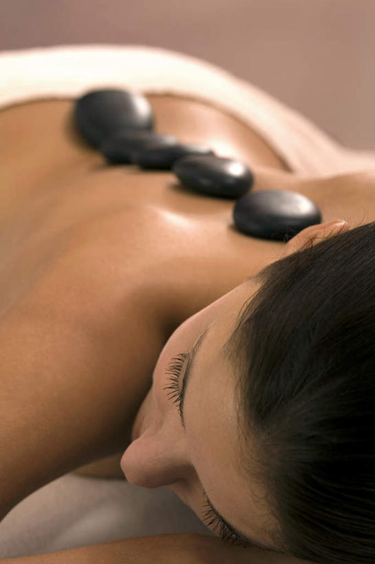 西方人,一个人,躺,闭眼,竖图,俯视,室内,白天,石头,床,欧洲,欧洲人,仅一个年轻女性,仅一个女性,仅一个人,一排,许多,阴影,朦胧,模糊,整齐,反射,纺织物,石子,影子,双人床,床单,扭头,被子,裸露,排列,毛巾,趴着,清洁,转头,鹅卵石,保暖,被单,队列,裸,按摩石,透气,防水,储水,耐磨,吸水,卧着,年轻女性,女人,女性,白种人,石块,闭眼睛,闭着眼,闭着眼睛,趴,躺着,卧,半身,彩图,高角度拍摄