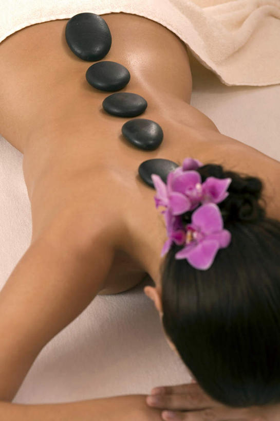 西方人,一个人,躺,闭眼,竖图,俯视,室内,白天,石头,床,欧洲,欧洲人,仅一个年轻女性,仅一个女性,仅一个人,一排,许多,阴影,整齐,装饰,盛开,反射,纺织物,石子,影子,双人床,床单,花蕾,扭头,被子,裸露,花,花瓣,花朵,鲜花,排列,紫色,毛巾,花苞,花蕊,趴着,清洁,转头,鹅卵石,保暖,华丽,修饰,点缀,高雅,被单,队列,裸,按摩石,透气,防水,衬托,美观,雅致,雅观,淡泊,花中君子,储水,耐磨,吸水,卧着,兰花,年轻女性,女人,女性,白种人,石块,闭眼睛,闭着眼,闭着眼睛,趴,躺着,卧,半身,彩图,高角度拍摄