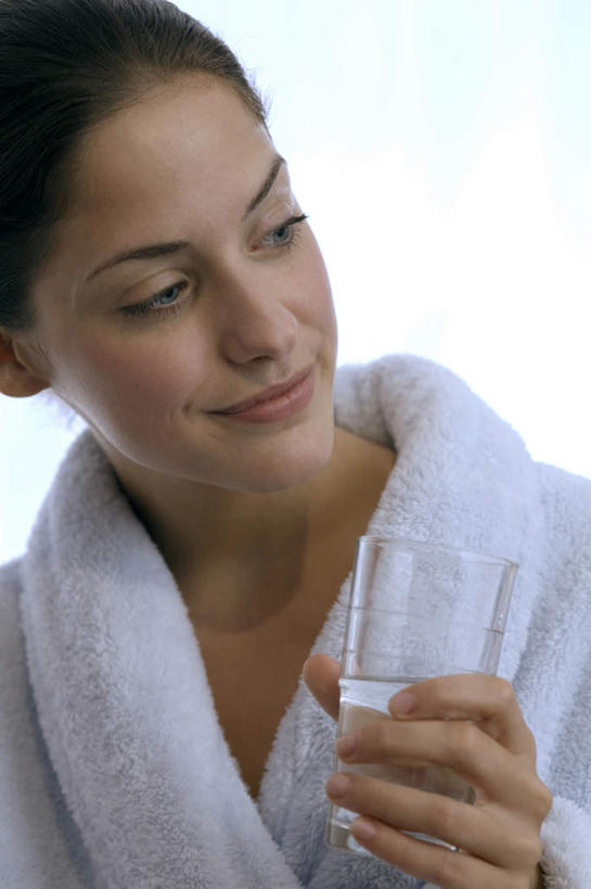 西方人,脸,头,脸颊,手,一个人,站,笑,微笑,竖图,室内,特写,白天,白色背景,正面,浴袍,水,杯子,欧洲,欧洲人,仅一个年轻女性,仅一个女性,仅一个人,朦胧,模糊,液体,注视,饮用水,肩膀,玻璃制品,白色,水杯,矿泉水,观察,看,站着,手部,摄影,影棚,观看,单手,察看,关注,蒸馏水,年轻女性,女人,女性,白种人,头部,脸部,脸蛋,面部,玻璃杯,站立,半身,彩图,影棚拍摄,汤帷子,浴衣,拍摄