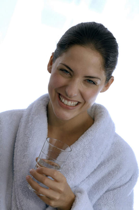 西方人,脸,头,脸颊,手,一个人,站,笑,微笑,露齿笑,竖图,室内,特写,白天,白色背景,正面,浴袍,水,杯子,欧洲,欧洲人,仅一个年轻女性,仅一个女性,仅一个人,朦胧,模糊,液体,注视,饮用水,肩膀,玻璃制品,白色,水杯,矿泉水,观察,看,站着,手部,摄影,影棚,观看,单手,察看,关注,蒸馏水,年轻女性,女人,女性,白种人,头部,脸部,脸蛋,面部,玻璃杯,站立,半身,彩图,影棚拍摄,汤帷子,浴衣,拍摄