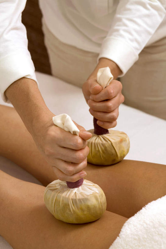 西方人,手,腿部,腿,两个人,按摩师,站,躺,竖图,俯视,室内,特写,白天,工作服,制服,按摩,床,欧洲,欧洲人,双手,握,朦胧,模糊,纺织物,草药,床单,拿,拿着,被子,裸露,毛巾,趴着,清洁,站着,手部,握着,单人床,保暖,被单,裸,透气,指压,防水,工作制服,储水,耐磨,吸水,卧着,男人,男性,年轻男性,年轻女性,女人,女性,白种人,技师,趴,躺着,卧,站立,半身,彩图,高角度拍摄,工作套服,推拿