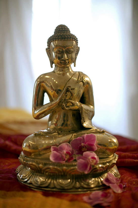 东方人,一个人,无人,坐,盘腿,竖图,室内,特写,白天,正面,民族服装,窗户,桌面,桌子,金属制品,雕塑,亚洲,仅一个男性,仅一个人,阴影,节日,朦胧,模糊,艺术,装饰,盛开,反射,金属,木制,布料,雕刻,雕像,影子,花蕾,布纹,黄种人,文化,玻璃窗,桌布,花,花瓣,花朵,鲜花,仅一个年轻男性,红色,餐巾,木制品,工艺品,台布,花苞,花蕊,祈祷,健康,许愿,宗教,佛教,信仰,兰花指,纪念,祈求,美术,高雅,铜,主题,陈列,功能,美学,淡泊,花中君子,释教,平安,兰花,男人,男性,年轻男性,亚洲人,盘腿而坐,盘膝,盘着腿的,盘着腿坐,双腿交叉,坐着,彩图,全身,传统服装,民俗服