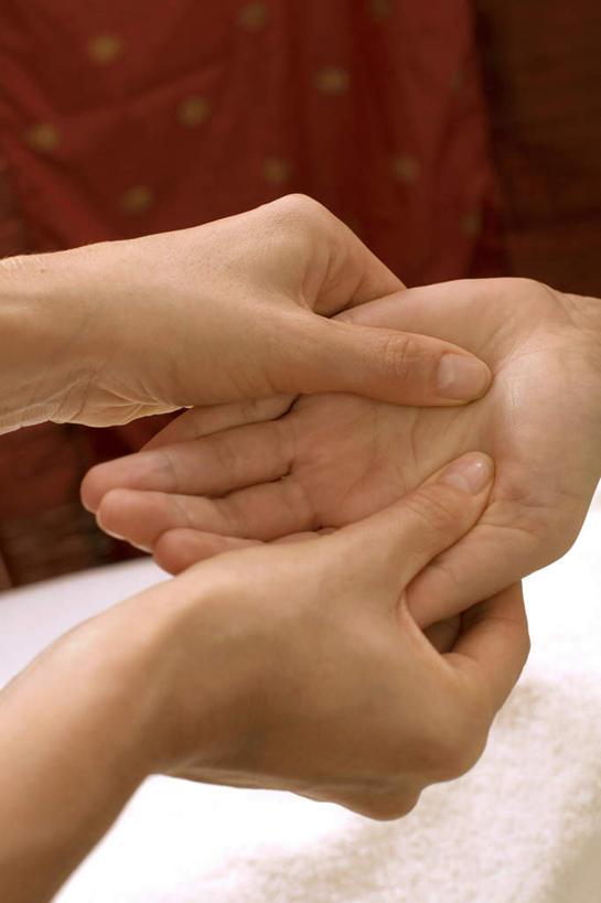 西方人,手,两个人,按摩师,握手,竖图,俯视,室内,特写,白天,按摩,欧洲,欧洲人,双手,朦胧,模糊,墙,棕色,墙壁,墙面,手部,指压,男人,男性,年轻男性,年轻女性,女人,女性,白种人,技师,搀手,拉手,手拉手,手握手,半身,彩图,高角度拍摄,推拿