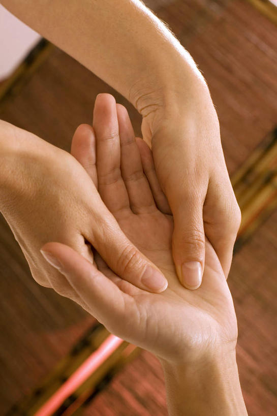 西方人,手,两个人,按摩师,握手,竖图,俯视,室内,特写,白天,按摩,欧洲,欧洲人,双手,朦胧,模糊,墙,棕色,墙壁,墙面,手部,指压,男人,男性,年轻男性,年轻女性,女人,女性,白种人,技师,搀手,拉手,手拉手,手握手,半身,彩图,高角度拍摄,推拿