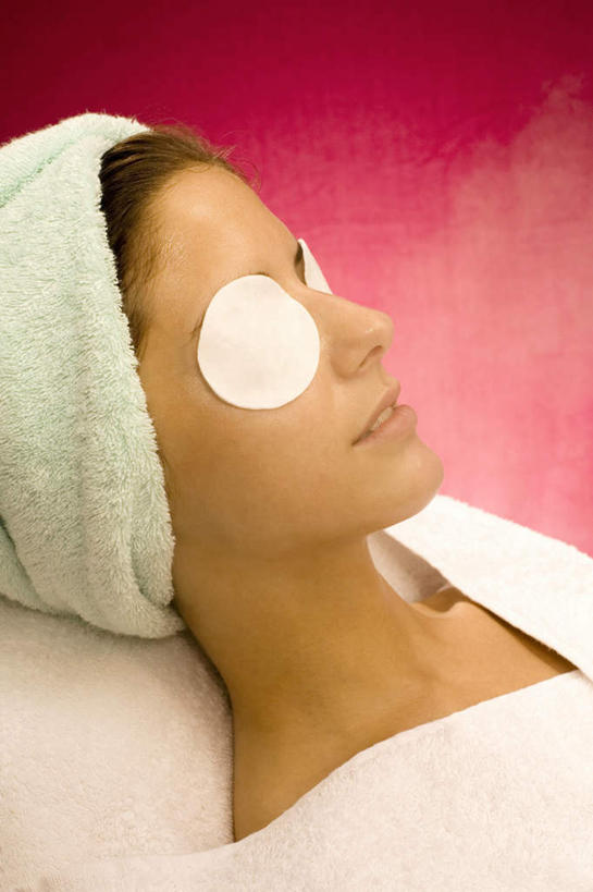 西方人,脸,头,脸颊,一个人,躺,竖图,室内,特写,白天,侧面,化妆,美容,雾,欧洲,欧洲人,仅一个年轻女性,仅一个女性,仅一个人,护肤,阴影,沸腾,红色背景,朦胧,模糊,美白,反射,蒸汽,纺织物,影子,水蒸气,雾气,绿色,化妆品,毛巾,清洁,保养,享受,休闲,面膜,放松,去角质,遮,遮掩,保健,摄影,影棚,保湿,保暖,气体,滋润,掩盖,遮挡,护肤品,化妆用品,去死皮,护肤用品,舒缓,透气,遮盖,养颜,防水,片状,片状面膜,去污,控油,紧肤,嫩肤,祛痘,去痘,祛角质,抗衰,再生,增白,补水,祛斑,抗皱,防皱,除皱,去皱,蒸发,掩饰,储水,耐磨,吸水,卧着,年轻女性,女人,女性,白种人,头部,脸部,脸蛋,面部,躺着,卧,半身,彩图,影棚拍摄,拍摄