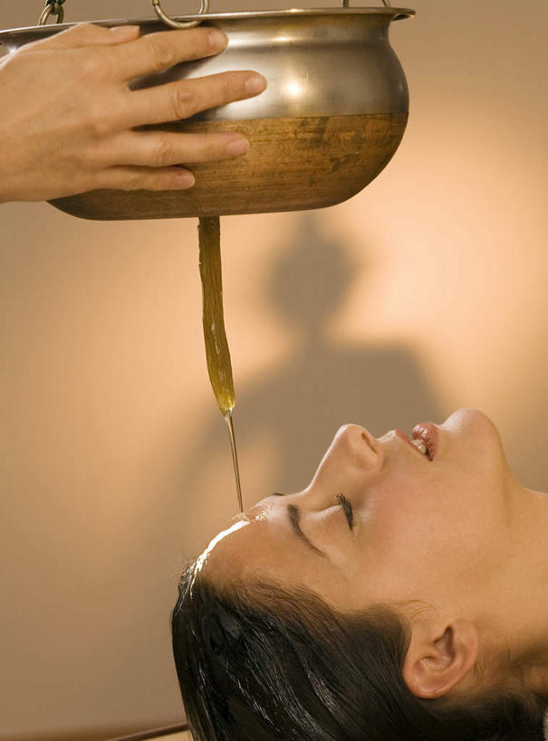 西方人,两个人,站,躺,闭眼,捧,竖图,室内,白天,侧面,金属制品,欧洲,欧洲人,阴影,棕色背景,反射,金属,影子,精油,容器,站着,摄影,影棚,储藏,储存,芳香植物,芳香油,挥发油,香精油,卧着,男人,男性,年轻男性,年轻女性,女人,女性,白种人,闭眼睛,闭着眼,闭着眼睛,端,端着,捧着,手捧,抬头,躺着,卧,仰头,站立,半身,彩图,影棚拍摄,拍摄,贮存