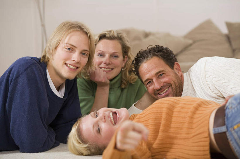 西方人,四个人,夫妻,伙伴,朋友,躺,笑,微笑,露齿笑,横图,室内,白天,正面,毛衣,爱情,友谊,床,靠垫,欧洲,欧洲人,撑,指,服装,朦胧,模糊,双人床,床单,靠枕,浪漫,托腮,注视,休闲装,方向,被子,衣服,垫子,枕头,观察,看,手势,托,休闲,休闲服,恩爱,恋人,服饰,观看,察看,被单,指向,关注,托下巴,线衫,卧着,友情,男人,男性,年轻男性,年轻女性,女人,女性,中年男性,中年女性,白种人,夫妇,情侣,躺着,卧,半身,彩图,绒衣,套衫,套头毛衣,线衣,伴侣