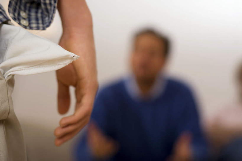 西方人,手,背部,两个人,伙伴,朋友,站,坐,说,横图,室内,特写,白天,正面,友谊,欧洲,欧洲人,服装,朦胧,模糊,口袋,墙,注视,休闲装,墙壁,墙面,衣服,白色,观察,看,站着,休闲,手部,休闲服,服饰,观看,单手,察看,关注,交流,友情,男人,男性,年轻男性,中年男性,白种人,沟通,讲话,交谈,说话,谈话,站立,坐着,半身,彩图