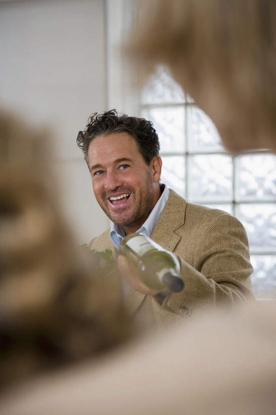 西方人,中年人,背部,两个人,家庭,夫妻,站,笑,微笑,露齿笑,竖图,室内,白天,正面,爱情,厨房,欧洲,欧洲人,握,服装,朦胧,模糊,墙,浪漫,拿,红酒瓶,拿着,休闲装,墙壁,墙面,玻璃制品,酒瓶,一个,衣服,白色,玻璃瓶,瓶子,站着,休闲,温暖,温馨,一家人,休闲服,恩爱,握着,恋人,服饰,单个,和睦,葡萄酒瓶,男人,男性,女人,女性,中年男性,中年女性,白种人,夫妇,情侣,站立,半身,彩图,灶间,伴侣,融洽