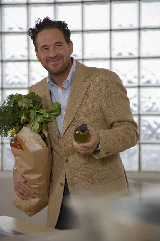 西方人,一个人,站,笑,微笑,露齿笑,竖图,室内,白天,正面,厨房,蔬菜,袋子,礼物,欧洲,欧洲人,仅一个男性,仅一个人,握,服装,朦胧,模糊,新鲜,包装袋,纸袋,墙,食品,拿,红酒瓶,拿着,休闲装,墙壁,墙面,玻璃制品,酒瓶,食物,仅一个年轻男性,一个,衣服,白色,玻璃瓶,瓶子,站着,休闲,休闲服,握着,服饰,礼品,有机食品,绿色食品,单个,葡萄酒瓶,礼品袋,男人,男性,年轻男性,白种人,站立,半身,彩图,灶间