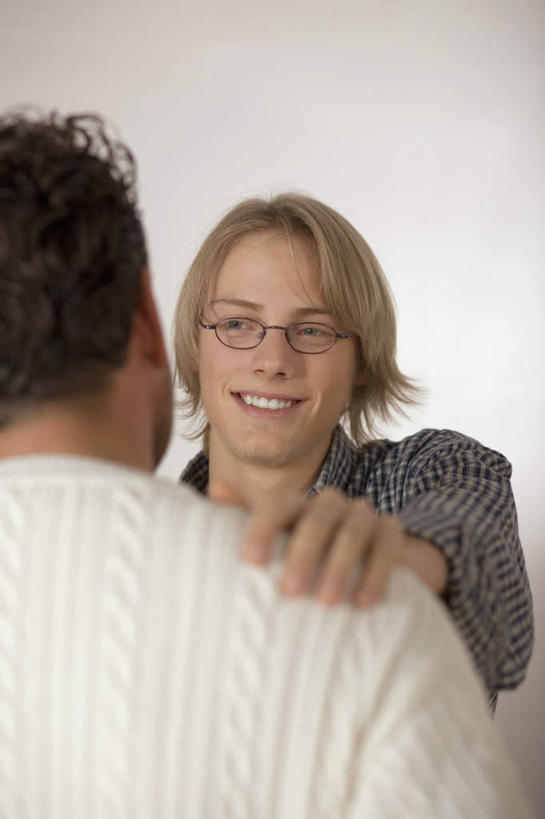 西方人,脸,头,脸颊,手,背部,两个人,家庭,父亲,儿子,站,笑,微笑,竖图,室内,特写,白天,正面,欧洲,欧洲人,阴影,朦胧,模糊,反射,影子,墙,注视,肩膀,墙壁,墙面,白色,观察,看,站着,温暖,温馨,父子,一家人,手部,父爱,搭,观看,单手,和睦,察看,搭着,关注,男人,男性,年轻男性,中年男性,白种人,头部,脸部,脸蛋,面部,站立,半身,彩图,融洽