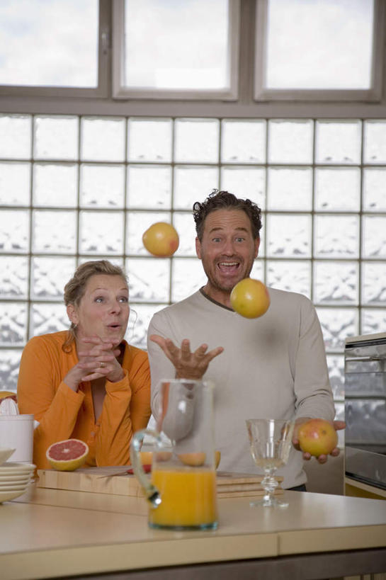 果汁,西方人,中年人,两个人,家庭,夫妻,站,投,笑,微笑,露齿笑,竖图,室内,白天,正面,爱情,厨房,窗户,落地窗,桌子,柑橘,杯子,水果,欧洲,欧洲人,握,服装,朦胧,模糊,新鲜,办公桌,生食,橙汁,食品,果实,饮品,浪漫,拿,拿着,注视,休闲装,玻璃窗,玻璃制品,食物,饮料,衣服,水杯,观察,看,站着,休闲,温暖,温馨,一家人,休闲服,恩爱,握着,恋人,服饰,有机食品,绿色食品,观看,和睦,察看,关注,可口,适口,男人,男性,女人,女性,中年男性,中年女性,白种人,夫妇,情侣,玻璃杯,橘子,桔子,橙子,橙,抛,扔,撒,站立,掷,半身,彩图,灶间,伴侣,融洽