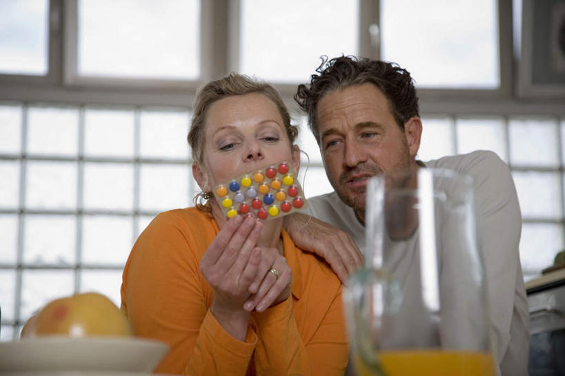 果汁,西方人,中年人,两个人,家庭,夫妻,站,笑,微笑,露齿笑,横图,室内,白天,正面,爱情,厨房,窗户,落地窗,桌子,柑橘,杯子,水果,欧洲,欧洲人,握,服装,朦胧,模糊,新鲜,办公桌,生食,橙汁,食品,糖,糖果,甜点,甜品,果实,饮品,浪漫,拿,拿着,注视,休闲装,玻璃窗,玻璃制品,食物,饮料,衣服,水杯,甜食,观察,看,站着,休闲,温暖,温馨,一家人,休闲服,恩爱,握着,恋人,服饰,有机食品,绿色食品,观看,和睦,察看,关注,可口,硬糖,适口,男人,男性,女人,女性,中年男性,中年女性,白种人,夫妇,情侣,玻璃杯,橘子,桔子,橙子,橙,站立,半身,彩图,灶间,伴侣,融洽