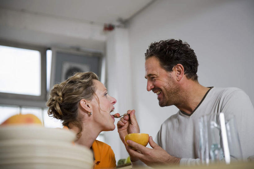西方人,中年人,两个人,家庭,夫妻,站,笑,吃,微笑,露齿笑,横图,室内,白天,仰视,爱情,餐桌,窗户,桌子,水果,欧洲,欧洲人,一把,一堆,许多,握,堆叠,堆积,服装,朦胧,模糊,新鲜,勺子,陶瓷,墙,生食,食品,果实,陶瓷制品,浪漫,拿,拿着,注视,休闲装,葡萄柚,玻璃窗,墙壁,墙面,食物,衣服,白色,容器,调羹,汤匙,碗,西柚,观察,看,站着,张嘴,休闲,温暖,温馨,一家人,休闲服,恩爱,握着,恋人,服饰,有机食品,绿色食品,餐台,观看,储藏,堆,和睦,察看,储存,关注,张大嘴巴,朱栾,男人,男性,女人,女性,中年男性,中年女性,白种人,夫妇,情侣,张开嘴,嚼,食,站立,半身,彩图,低角度拍摄,伴侣,融洽,贮存