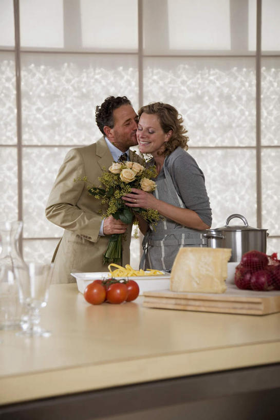 西方人,中年人,两个人,家庭,夫妻,站,抱,笑,微笑,露齿笑,竖图,室内,白天,正面,衬衫,西装,爱情,幸福,纯洁,热情,餐桌,窗户,落地窗,桌子,玫瑰,蔬菜,西红柿,欧洲,欧洲人,握,套装,服装,正装,朦胧,模糊,新鲜,盛开,壶,食品,玫瑰花,领带,浪漫,拿,花蕾,拿着,注视,休闲装,职业装,玻璃窗,水壶,花,花瓣,花朵,鲜花,食物,衣服,白色,茶壶,容器,花苞,花蕊,观察,看,站着,一束,休闲,温暖,温馨,一家人,休闲服,恩爱,握着,恋人,服饰,有机食品,绿色食品,餐台,抱着,观看,和睦,察看,搂着,关注,感动,尊敬,天真,刺玫花,徘徊花,男人,男性,女人,女性,中年男性,中年女性,白种人,夫妇,情侣,番茄,搂,搂抱,站立,半身,彩图,衬衣,伴侣,融洽