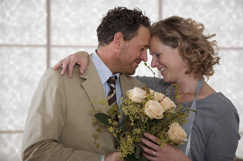 西方人,中年人,两个人,家庭,夫妻,站,抱,笑,微笑,露齿笑,横图,室内,白天,正面,衬衫,西装,爱情,幸福,纯洁,热情,窗户,落地窗,玫瑰,欧洲,欧洲人,握,套装,服装,正装,朦胧,模糊,盛开,玫瑰花,领带,浪漫,拿,花蕾,拿着,注视,休闲装,职业装,玻璃窗,花,花瓣,花朵,鲜花,衣服,白色,花苞,花蕊,观察,看,站着,一束,休闲,温暖,温馨,一家人,休闲服,恩爱,握着,恋人,服饰,抱着,观看,和睦,察看,搂着,关注,感动,尊敬,天真,刺玫花,徘徊花,男人,男性,女人,女性,中年男性,中年女性,白种人,夫妇,情侣,搂,搂抱,站立,半身,彩图,衬衣,伴侣,融洽