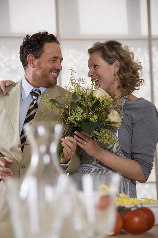 西方人,中年人,两个人,家庭,夫妻,站,抱,笑,微笑,露齿笑,竖图,室内,白天,正面,衬衫,西装,爱情,幸福,纯洁,热情,餐桌,窗户,落地窗,桌子,玫瑰,蔬菜,西红柿,欧洲,欧洲人,握,套装,服装,正装,朦胧,模糊,新鲜,盛开,壶,食品,玫瑰花,领带,浪漫,拿,花蕾,拿着,注视,休闲装,职业装,玻璃窗,水壶,花,花瓣,花朵,鲜花,食物,衣服,白色,茶壶,容器,花苞,花蕊,观察,看,站着,一束,休闲,温暖,温馨,一家人,休闲服,恩爱,握着,恋人,服饰,有机食品,绿色食品,餐台,抱着,观看,和睦,察看,搂着,关注,感动,尊敬,天真,刺玫花,徘徊花,男人,男性,女人,女性,中年男性,中年女性,白种人,夫妇,情侣,番茄,搂,搂抱,站立,半身,彩图,衬衣,伴侣,融洽