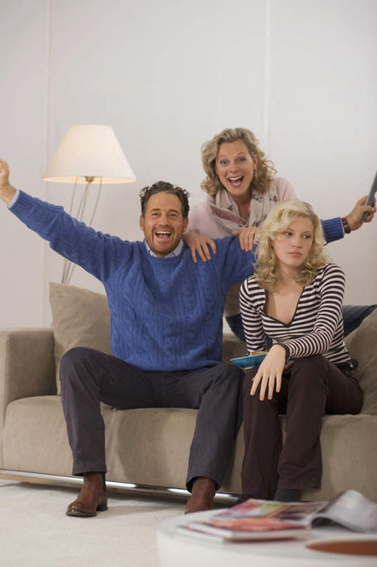 中年人,三个人,家庭,夫妻,母亲,父亲,女儿,客厅,站,坐,伸展双臂,笑,微笑,露齿笑,竖图,室内,白天,正面,爱情,植物,沙发,桌子,照明,服装,木制,盆栽,墙,灯光,盆景,浪漫,茶几,注视,休闲装,墙壁,墙面,灯,衣服,绿色,白色,自然,木制品,灯具,落地灯,观察,看,站着,休闲,温暖,温馨,父女,母女,一家人,休闲服,恩爱,父爱,母爱,恋人,服饰,生长,成长,观看,照亮,和睦,察看,起居室,照明设备,关注,布艺沙发,客堂,男人,男性,年轻女性,女人,女性,中年男性,中年女性,夫妇,情侣,敞开双臂,伸开双臂,展开双肩,站立,张开手臂,张开双臂,坐着,彩图,全身,伴侣,融洽