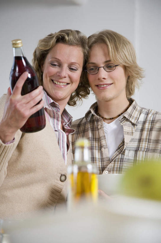 红酒,葡萄酒,西方人,两个人,家庭,母亲,儿子,站,笑,微笑,露齿笑,竖图,室内,白天,正面,厨房,欧洲,欧洲人,握,服装,朦胧,模糊,墙,酒类,拿,红酒瓶,拿着,注视,休闲装,墙壁,墙面,玻璃制品,酒,酒瓶,饮料,衣服,白色,玻璃瓶,瓶子,观察,看,站着,休闲,温暖,温馨,母子,一家人,休闲服,红葡萄酒,母爱,握着,服饰,观看,和睦,察看,葡萄酒瓶,关注,男人,男性,年轻男性,女人,女性,中年女性,白种人,站立,半身,彩图,灶间,融洽