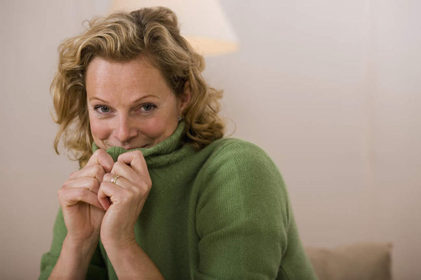 西方人,一个人,客厅,坐,横图,室内,白天,正面,爱情,照明,欧洲,欧洲人,仅一个女性,仅一个人,握,服装,朦胧,模糊,墙,灯光,浪漫,注视,休闲装,墙壁,墙面,灯,装饰品,衣服,白色,戒指,饰品,首饰,灯具,落地灯,观察,看,仅一个中年女性,休闲,休闲服,恩爱,握着,遮,遮掩,服饰,观看,信物,照亮,察看,起居室,掩盖,遮挡,权利,照明设备,关注,遮盖,掩饰,手饰,客堂,女人,女性,中年女性,白种人,坐着,半身,彩图