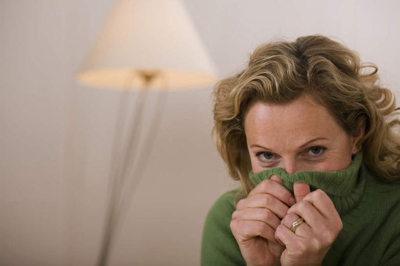 西方人,一个人,客厅,坐,横图,室内,白天,正面,爱情,照明,欧洲,欧洲人,仅一个女性,仅一个人,握,服装,朦胧,模糊,墙,灯光,浪漫,注视,休闲装,墙壁,墙面,灯,装饰品,衣服,白色,戒指,饰品,首饰,灯具,落地灯,观察,看,仅一个中年女性,休闲,休闲服,恩爱,握着,遮,遮掩,服饰,观看,信物,照亮,察看,起居室,掩盖,遮挡,权利,照明设备,关注,遮盖,掩饰,手饰,客堂,女人,女性,中年女性,白种人,坐着,半身,彩图