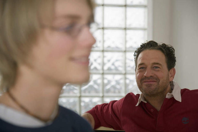 西方人,两个人,家庭,父亲,儿子,客厅,坐,笑,微笑,露齿笑,横图,室内,白天,正面,窗户,欧洲,欧洲人,服装,朦胧,模糊,眼镜,墙,注视,休闲装,玻璃窗,墙壁,墙面,衣服,白色,观察,看,休闲,温暖,温馨,父子,一家人,休闲服,父爱,服饰,观看,和睦,察看,起居室,关注,近视眼镜,客堂,男人,男性,年轻男性,中年男性,白种人,坐着,半身,彩图,融洽