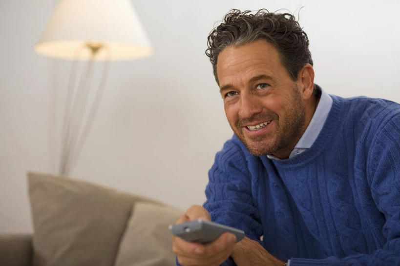 西方人,一个人,客厅,坐,笑,微笑,露齿笑,横图,室内,白天,正面,靠垫,沙发,照明,欧洲,欧洲人,仅一个男性,仅一个人,仅一个中年男性,握,服装,朦胧,模糊,墙,灯光,靠枕,拿,拿着,注视,休闲装,墙壁,墙面,灯,一个,衣服,白色,灯具,垫子,落地灯,遥控器,枕头,观察,看,休闲,休闲服,握着,服饰,单个,观看,照亮,察看,起居室,照明设备,关注,布艺沙发,客堂,男人,男性,中年男性,白种人,坐着,半身,彩图