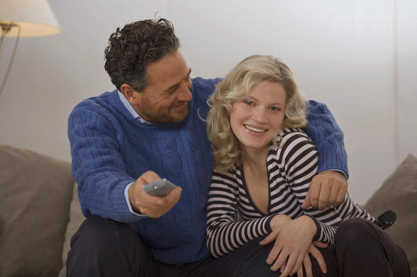 西方人,中年人,两个人,家庭,夫妻,客厅,坐,抱,笑,微笑,露齿笑,横图,室内,白天,正面,爱情,靠垫,沙发,照明,欧洲,欧洲人,握,服装,朦胧,模糊,墙,灯光,靠枕,浪漫,拿,拿着,扭头,注视,休闲装,墙壁,墙面,灯,一个,衣服,白色,灯具,垫子,落地灯,遥控器,枕头,观察,看,转头,休闲,温暖,温馨,一家人,休闲服,恩爱,握着,恋人,服饰,单个,抱着,观看,照亮,和睦,察看,起居室,搂着,照明设备,关注,布艺沙发,客堂,男人,男性,女人,女性,中年男性,中年女性,白种人,夫妇,情侣,搂,搂抱,坐着,半身,彩图,伴侣,融洽