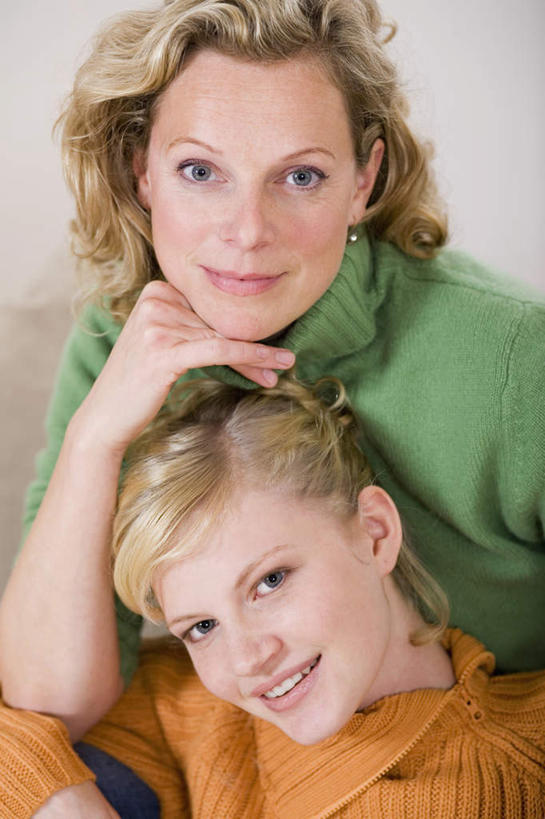 西方人,两个人,家庭,母亲,女儿,坐,笑,微笑,露齿笑,竖图,室内,白天,正面,毛衣,欧洲,欧洲人,撑,服装,朦胧,模糊,墙,托腮,注视,休闲装,墙壁,墙面,衣服,绿色,白色,观察,看,托,休闲,温暖,温馨,母女,一家人,休闲服,橙色,母爱,服饰,观看,和睦,察看,关注,托下巴,线衫,年轻女性,女人,女性,中年女性,白种人,坐着,半身,彩图,绒衣,套衫,套头毛衣,线衣,融洽