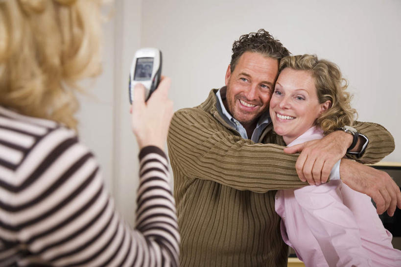 西方人,中年人,背部,三个人,家庭,夫妻,母亲,父亲,女儿,站,抱,笑,打电话,微笑,露齿笑,横图,室内,白天,正面,爱情,电话,手机,欧洲,欧洲人,握,阴影,服装,朦胧,模糊,反射,影子,浪漫,拿,拿着,注视,休闲装,通讯设备,一个,拍照,衣服,观察,看,站着,休闲,温暖,温馨,父女,母女,一家人,休闲服,恩爱,父爱,母爱,握着,恋人,摄影,服饰,单个,抱着,观看,和睦,察看,操作,搂着,关注,交流,按键,男人,男性,年轻女性,女人,女性,中年男性,中年女性,白种人,夫妇,情侣,沟通,搂,搂抱,通话,站立,半身,彩图,照相,伴侣,融洽