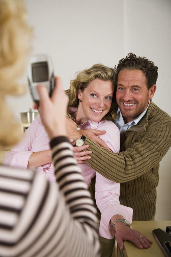 西方人,中年人,背部,三个人,家庭,夫妻,母亲,父亲,女儿,站,抱,笑,打电话,微笑,露齿笑,竖图,室内,白天,正面,爱情,电话,手机,欧洲,欧洲人,握,阴影,服装,朦胧,模糊,反射,影子,浪漫,拿,拿着,注视,休闲装,通讯设备,一个,拍照,衣服,观察,看,站着,休闲,温暖,温馨,父女,母女,一家人,休闲服,恩爱,父爱,母爱,握着,恋人,摄影,服饰,单个,抱着,观看,和睦,察看,操作,搂着,关注,交流,按键,男人,男性,年轻女性,女人,女性,中年男性,中年女性,白种人,夫妇,情侣,沟通,搂,搂抱,通话,站立,半身,彩图,照相,伴侣,融洽