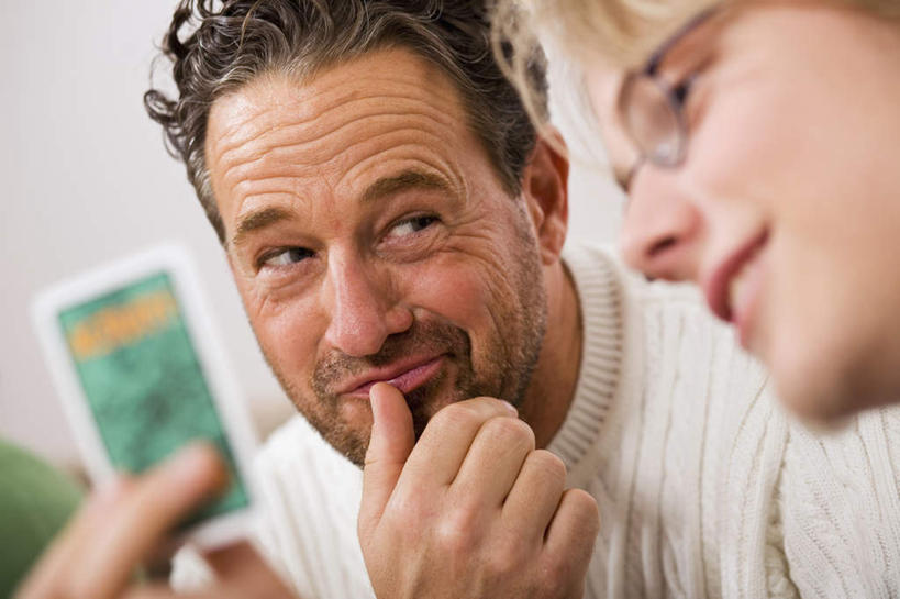 西方人,两个人,家庭,父亲,儿子,客厅,坐,笑,微笑,露齿笑,横图,室内,白天,正面,游戏,赌博,贪欲,竞争,窗户,扑克牌,纸牌,玩具,扑克,欧洲,欧洲人,握,服装,朦胧,模糊,眼镜,墙,拿,玩,拿着,注视,休闲装,娱乐,刺激,玻璃窗,墙壁,墙面,衣服,白色,观察,看,休闲,温暖,温馨,父子,一家人,休闲服,父爱,握着,服饰,观看,活动,和睦,察看,起居室,发泄,关注,消遣,智力,赌具,近视眼镜,投机,侥幸,欲望,宣泄,客堂,男人,男性,年轻男性,中年男性,白种人,玩耍,嬉戏,坐着,半身,彩图,融洽,胜负,输赢