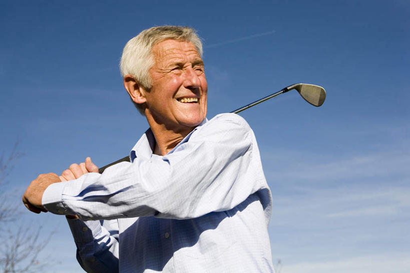 西方人,一个人,站,笑,微笑,露齿笑,横图,室外,白天,正面,欧洲,欧洲人,仅一个男性,仅一个人,阴影,服装,光线,高尔夫,高尔夫球,影子,云,云朵,拿,云彩,拿着,注视,休闲装,衣服,蓝色,白云,蓝天,天空,阳光,天,观察,看,站着,仅一个老年男性,休闲,休闲服,服饰,晴朗,观看,察看,高尔夫球杆,关注,高尔夫运动,高尔夫球具,老年男性,男人,男性,白种人,晴空,站立,半身,彩图