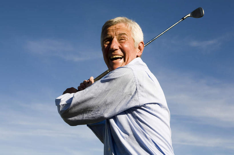 西方人,一个人,站,笑,微笑,露齿笑,横图,室外,白天,仰视,欧洲,欧洲人,仅一个男性,仅一个人,阴影,服装,光线,高尔夫,高尔夫球,影子,云,云朵,拿,云彩,拿着,注视,休闲装,衣服,蓝色,白云,蓝天,天空,阳光,天,观察,看,站着,仅一个老年男性,休闲,休闲服,服饰,晴朗,观看,察看,高尔夫球杆,关注,高尔夫运动,高尔夫球具,老年男性,男人,男性,白种人,晴空,站立,半身,彩图,低角度拍摄