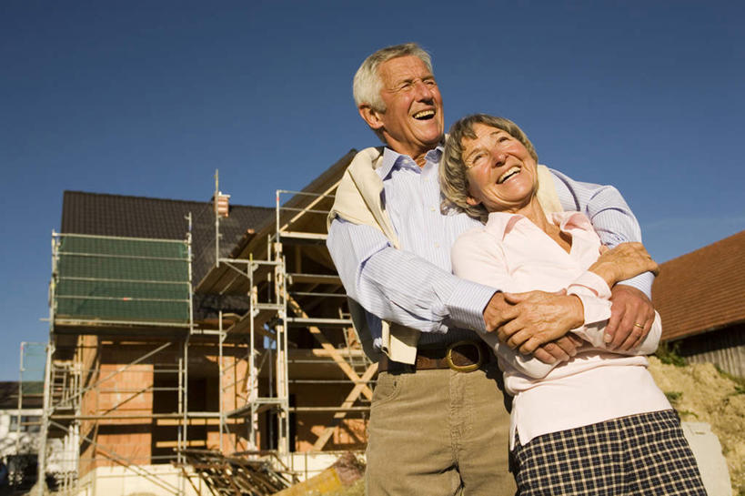 西方人,两个人,夫妻,家,站,抱,笑,微笑,露齿笑,横图,室外,白天,仰视,爱情,植物,欧洲,欧洲人,服装,枯萎,支架,房屋,屋子,公寓,枯草,浪漫,注视,休闲装,洋房,楼房,架子,脚手架,住宅,草,施工,衣服,黄色,蓝色,蓝天,天空,建筑工地,天,观察,看,站着,休闲,休闲服,恩爱,恋人,服饰,晴朗,抱着,观看,支撑,固定,察看,搂着,关注,万里无云,地盘,建筑地盘,施工地盘,老年男性,老年女性,男人,男性,女人,女性,白种人,情侣,晴空,晴空万里,怀抱,搂,搂抱,相抱,拥抱,站立,半身,彩图,低角度拍摄,房子,工地,伴侣,稳固